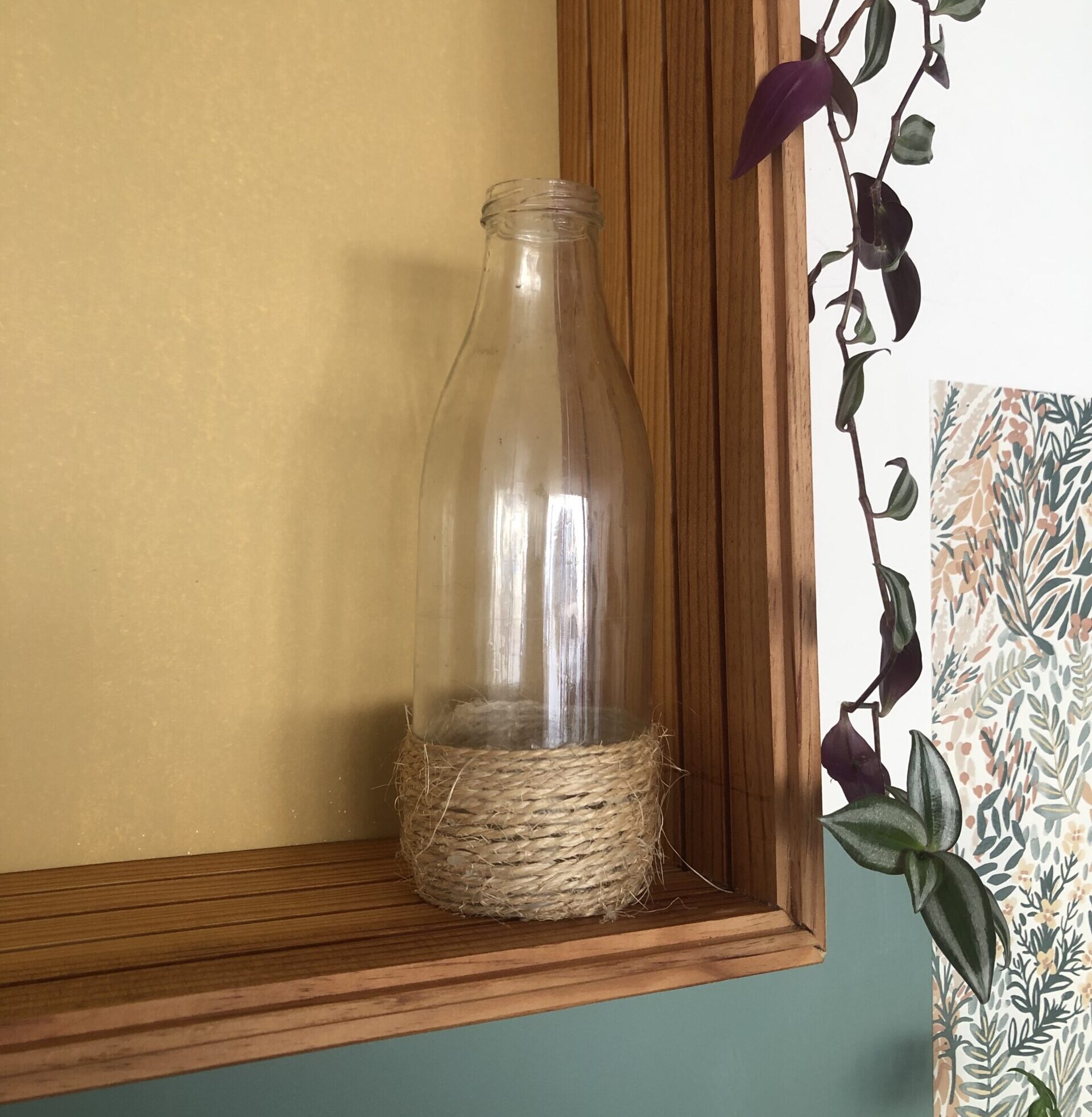 Bouteille en verre avec de la corde