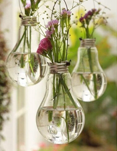 Recycle tes ampoules pour y mettre des fleurs et les suspendre