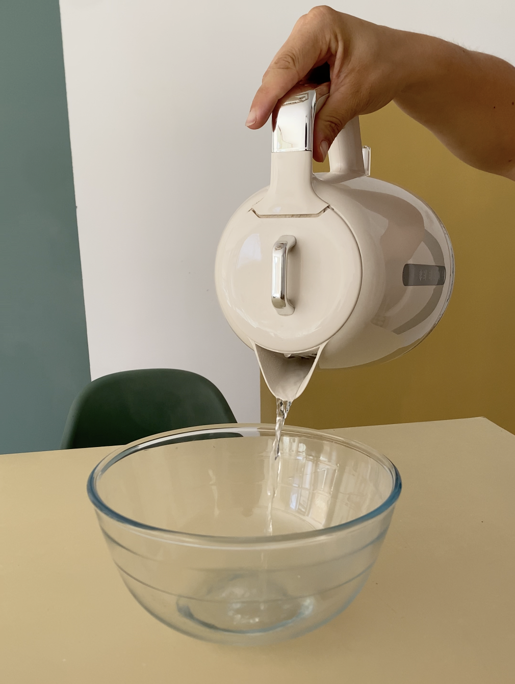 Étape 1 : Faire bouillir de l'eau dans une casserole pour créer sa propre gelée d'arrosage
