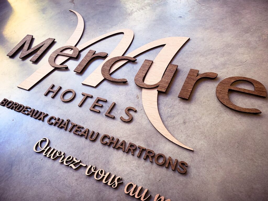 Hotel-mercure-bordeaux-chartrons-enseigne-signaletique-interieure-gravure-decoupe-laser-bois-5