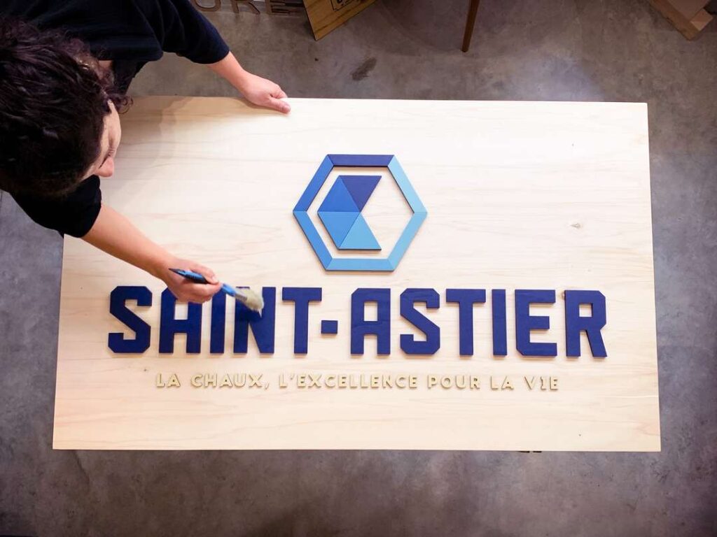 Signalétique logo gravure sur bois Saint-Astier